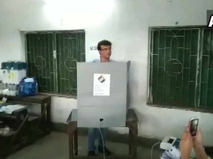 former indian cricket team captain sourav ganguly cast his vote at a polling booth in barisha janakalyan vidyapith in west bengal लोकसभा चुनाव 2019: पूर्व भारतीय कप्तान सौरव गांगुली ने कोलकाता दक्षिण सीट पर डाला अपना वोट