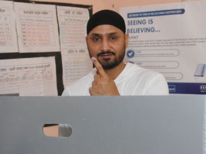 harbhajan singh cast his vote and says i did my duty for the nation and got inked लोकसभा चुनाव 2019: टर्बनेटर हरभजन सिंह ने जालंधर सीट पर डाला अपना वोट