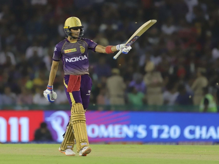 ipl 2019 watch how shubman gill celebrates his fifty after match with his parents WATCH KKR vs KXIP: शुबमन गिल के मम्मी-पापा ने ऐसे मनाया उनकी शानदार पारी का जश्न, शाहरुख ने भी की तारीफ