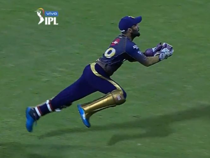 ipl 2019 mi sv kkr dinesh karthik takes superve catch of quinton de kock MI vs KKR: कोलकाता की हार के बावजूद दिनेश कार्तिक के इस कैच की हो रही है चर्चा, देेखें वीडियो