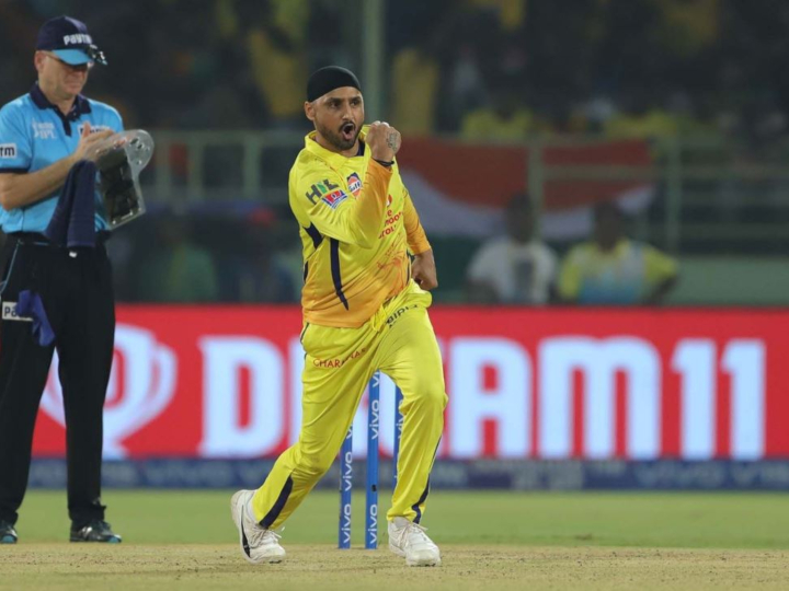 csk vs dc harbhajan singh becomes fourth bowler to take 150 wickets in ipl CSK vs DC: IPL में 150 विकेट के आंकड़े को छूने वाले चौथे गेंदबाज़ बने हरभजन सिंह