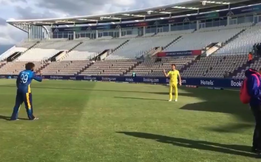 lasith malinga shares trade secrets with marcus stoinis in viral video World Cup 2019: लसिथ मलिंगा ने मार्कस स्टोइनिस को सिखाई स्लोअर गेंद डालने की कला