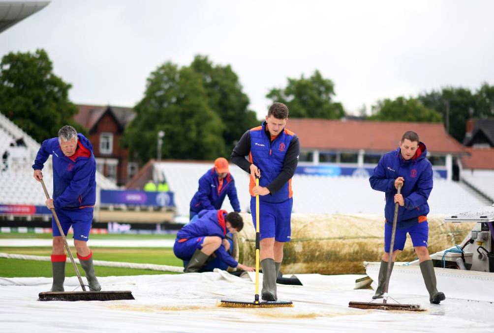 World Cup 2019: बारिश की वजह से भारत-न्यूज़ीलैंड मैच में देरी के बाद फैंस ने सोशल मीडिया पर बनाया मज़ाक
