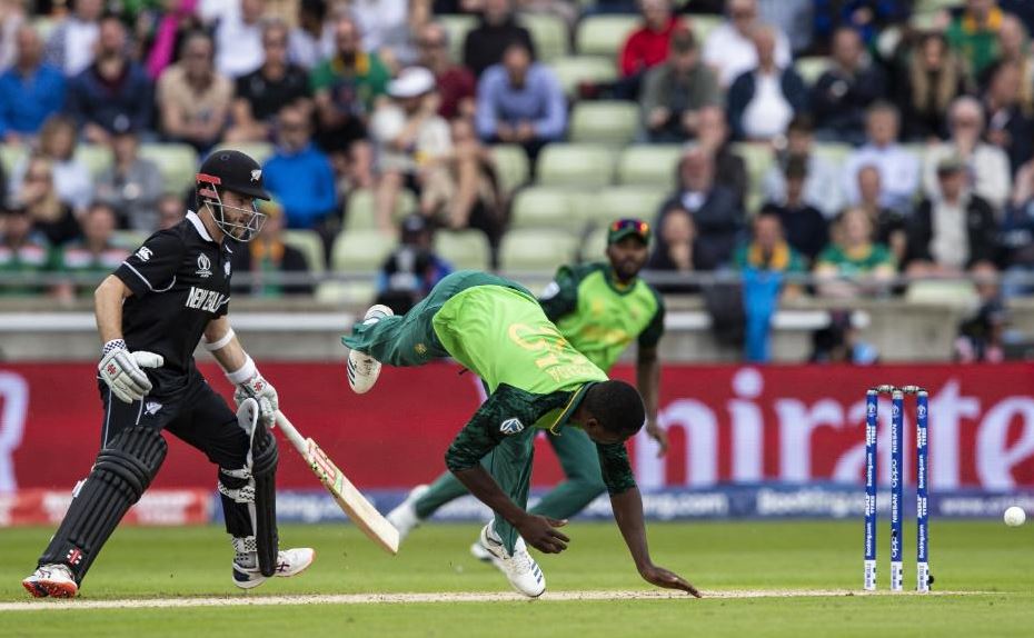 दक्षिण अफ्रीकी गेंदबाजों ने हालांकि कीवी टीम के लिए मुसीबतें पैदा कीं लेकिन खराब फील्डिंग और विलियम्सन-कोलिन की जोड़ी ने न्यूजीलैंड को 48.3 ओवरों में छह विकेट खोकर लक्ष्य तक पहुंचा दिया.