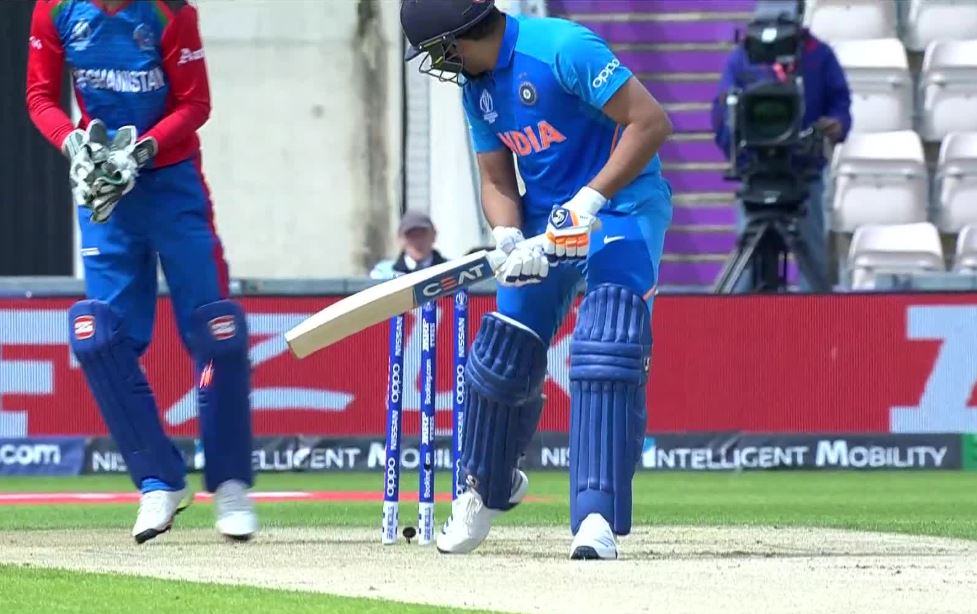 लेकिन टीम इंडिया के बल्लेबाज़ आज अफगानिस्तान के स्पिनर्स के खिलाफ शुरुआत में फंसते नज़र आए हैं. पहले रोहित, उसके बाद विजय शंकर और फिर आखिरी अपडेट मिलने तक कप्तान विराट कोहली भी अर्धशतक बनाकर आउट हो गए हैं.