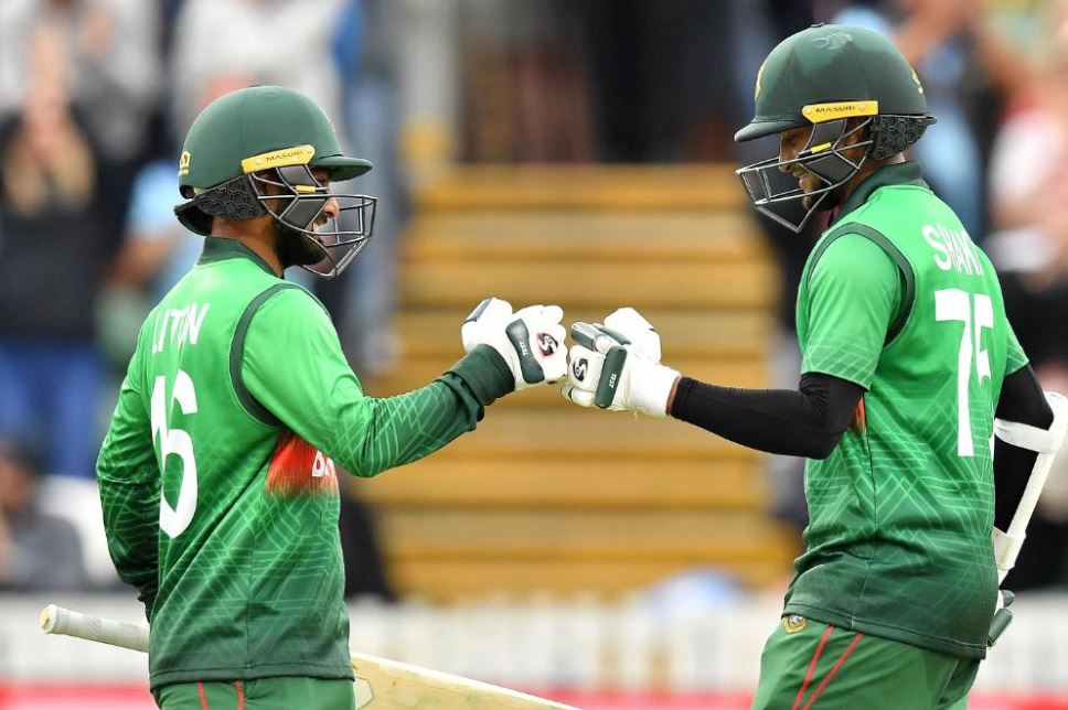 इस मैच के दौरान वह विश्व कप में 1000 रन बनाने वाले बांग्लादेश के पहले बल्लेबाज भी बने. टूर्नामेंट में दो शतक लगा चुके शाकिब ऐसा करने वाले विश्व के 19वें बल्लेबाज बने.