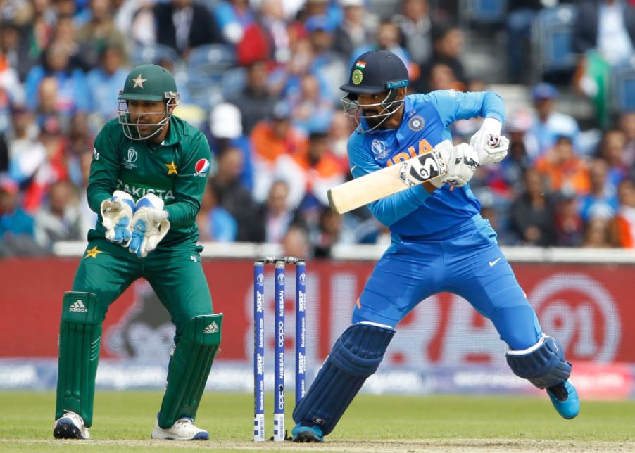 लेकिन आज जैसे ही इन दोनों बल्लेबाज़ों ने 100 रन जोड़े वैसे ही टीम इंडिया ने एक ऐसा इतिहास रच दिया जो 1975 से चले आ रहे क्रिकेट विश्वकप में भारतीय टीम ने कभी नहीं किया.