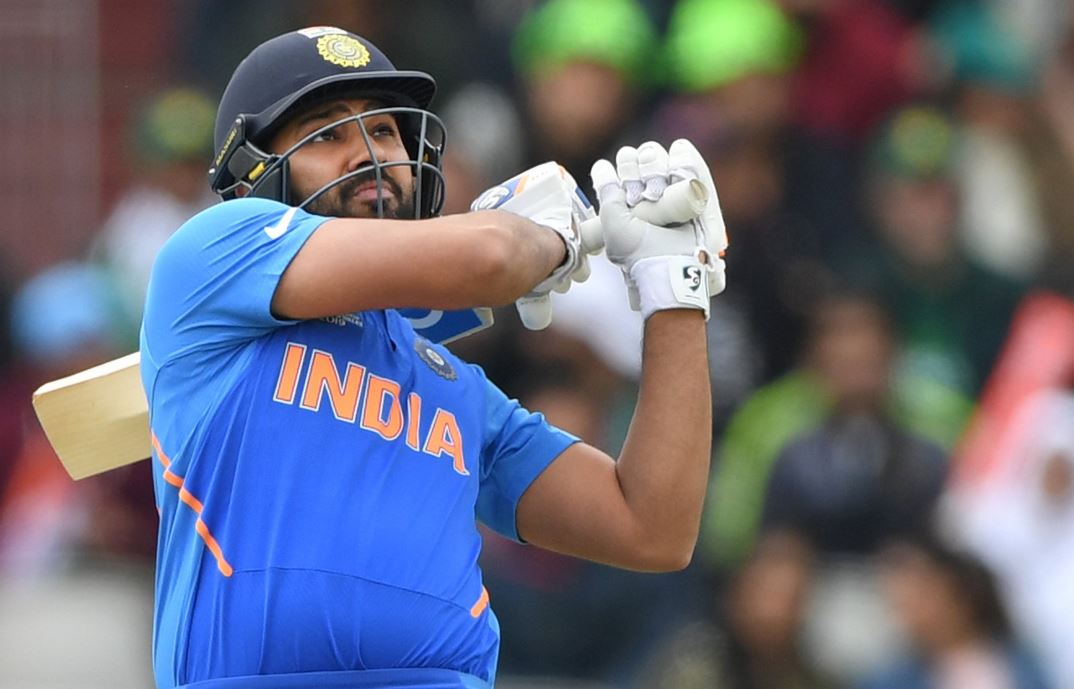 जी हां, पारी के छठे ओवर की आखिरी गेंद हसन अली ने फेंकी और रोहित शर्मा ने इस गेंद को सीधे हवा में सीमा रेखा के पार पहुंचा दिया.