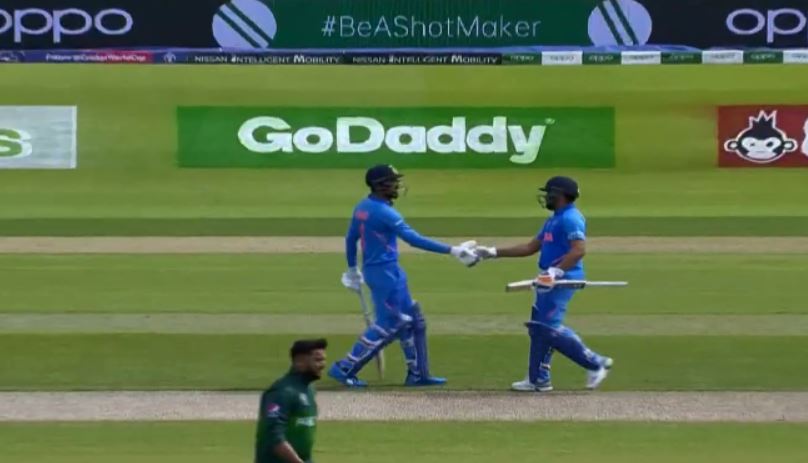 जी हां, आज रोहित शर्मा और केएल राहुल की ओपनिंग जोड़ी ने पाकिस्तान के खिलाफ मैच में 17.3 ओवर में 100 रनों की साझेदारी की. इसके साथ ही ये पहला मौका बन गया जब भारत की ओपनिंग जोड़ी ने लगातार दो मैचों में 100+ की साझेदारी की है.