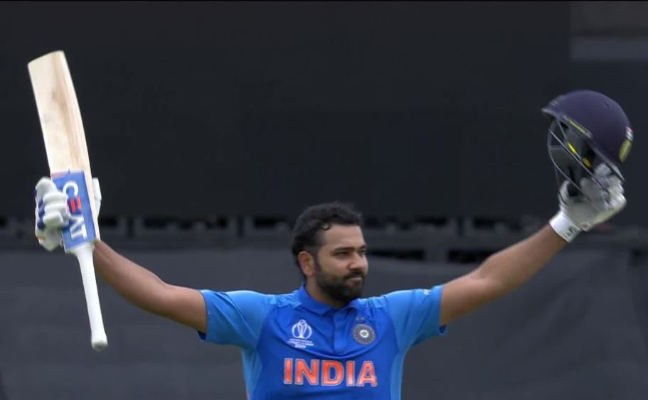 आज रोहित शर्मा ने विश्वकप में अहम मुकाबले में पाकिस्तान के खिलाफ जैसे ही शतक बनाया तो वो भारत की ओर से लगातार दो पारियों में पाकिस्तान के खिलाफ शतक बनाने वाले पहले भारतीय बल्लेबाज़ बन गए हैं.