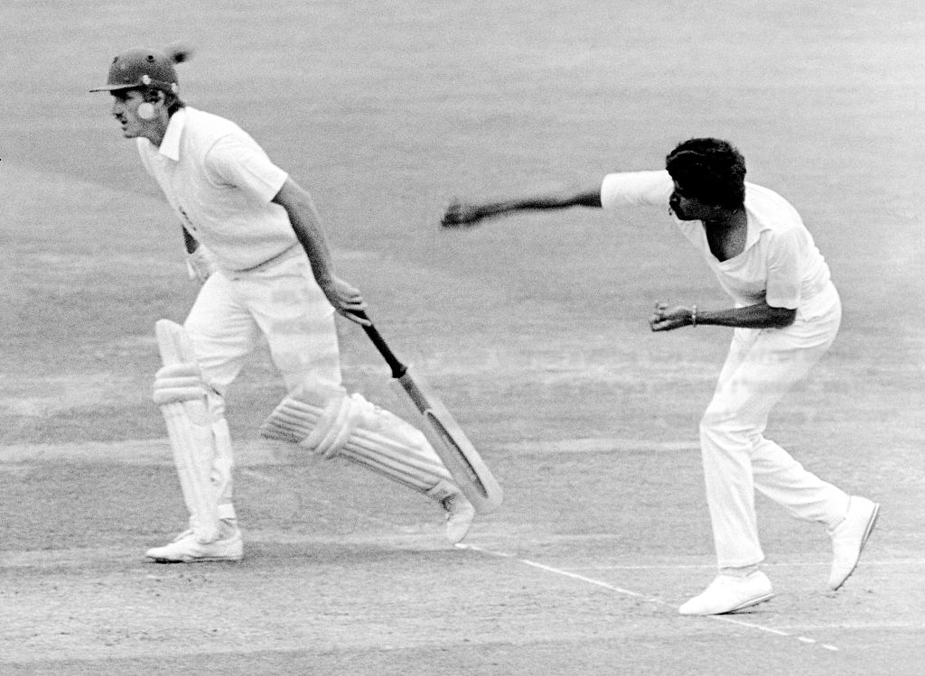 जबकि गेंदबाज़ी में कपिल देव से आगे कोई गेंदबाज़ नहीं हैं, उन्होंने विश्वकप में इंग्लैंड के खिलाफ 3 मुकाबलों में कुल 7 विकेट चटकाए हैं.