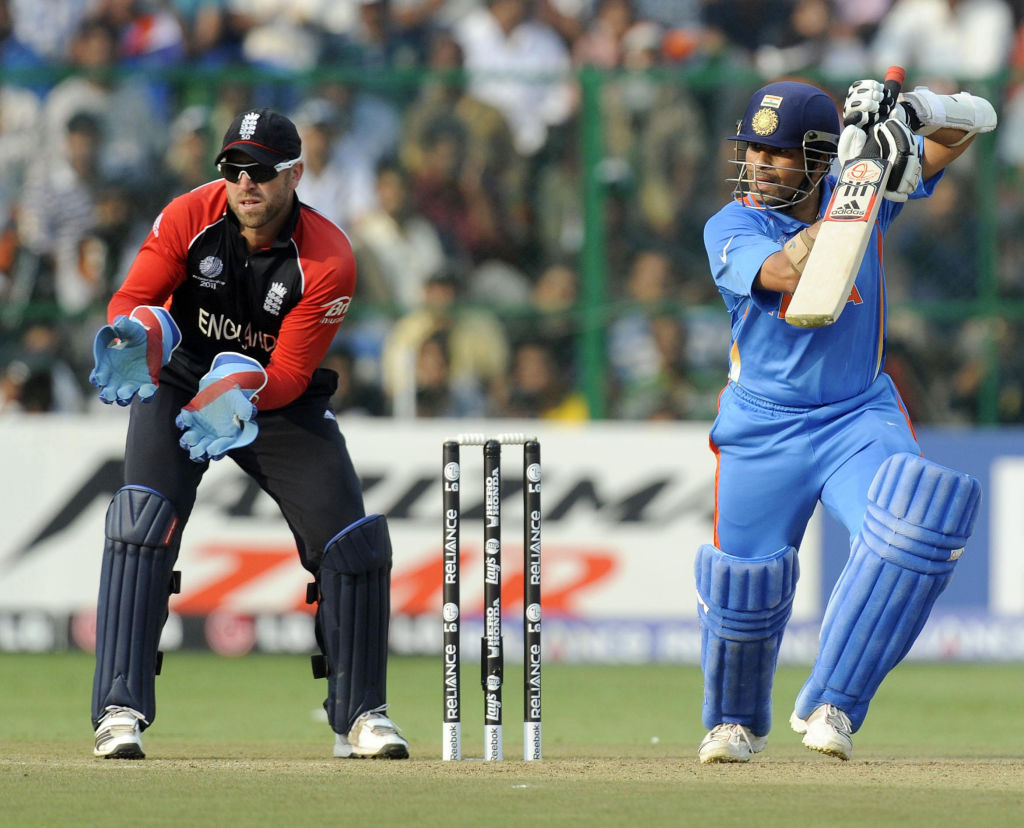 सर्वोच्च व्यक्तिगत स्कोर के मामले में भी सचिन तेंदुलकर टॉप पर हैं, उन्होंने इंग्लैंड के खिलाफ एक पारी में 2011 में 120 रन बनाए थे.