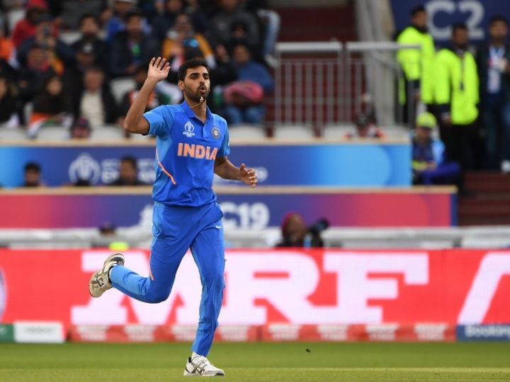 ind vs pak icc world cup 2019 bhuvneshwar kumar hobbles out with hamstring niggle World Cup 2019: पाकिस्तान के खिलाफ मैच के बीच चोटिल होकर बाहर हुए भुवनेश्वर कुमार