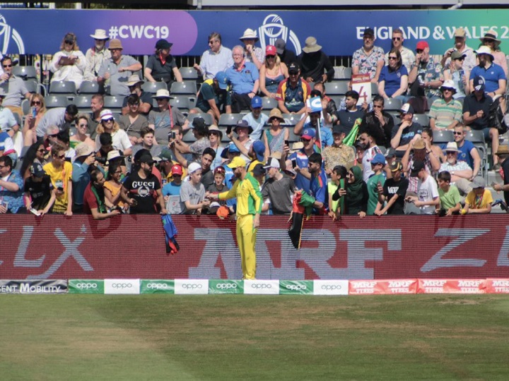 icc world cup 2019 amid boos kid asks for david warners autograph heres how he reacted वर्ल्ड कप 2019- अफगानिस्तान मैच के दौरान डेविड वॉर्नर के खिलाफ फिर फैंस ने की हूटिंग, लेकिन इस एक चीज ने बदल दिया सबकुछ