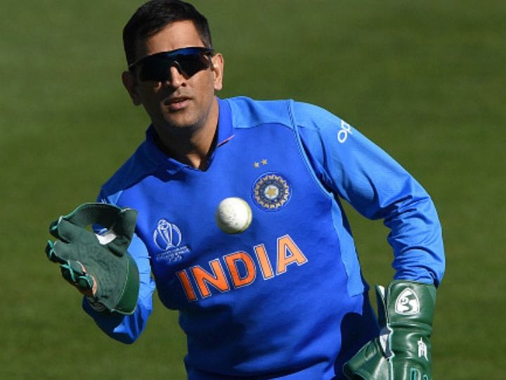 world cup 2019 dhoni gloves have insignia of special forces icc says ensure its removed World Cup 2019: आईसीसी की बीसीसीआई से अपील, अपने ग्लव्स से सेना का चिन्ह हटाएं धोनी