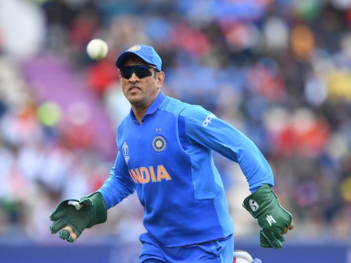 pakistan minister targets ms dhoni over army crest on gloves धोनी के ग्लव्स पर 'बलिदान बैज' के चिन्ह से पाकिस्तान के इस मंत्री को मची खलबली