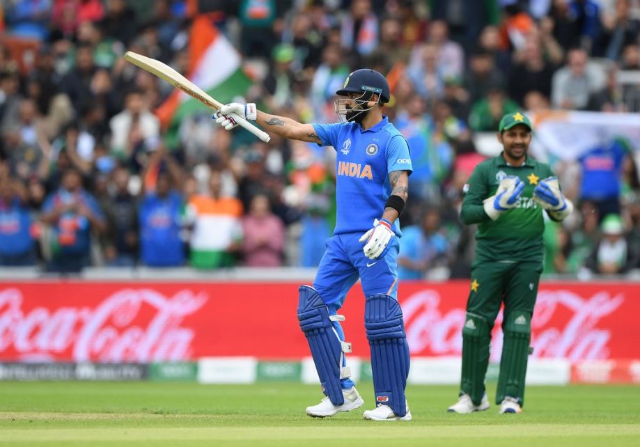 टीम इंडिया के कप्तान विराट कोहली अब भी बल्लेबाज़ो की वनडे रैंकिंग में 891 अंकों के साथ पहले स्थान पर बने हुए हैं. उन्होंने इस विश्वकप में अब तक बेहतरीन फॉर्म के साथ 442 रन बनाए हैं.