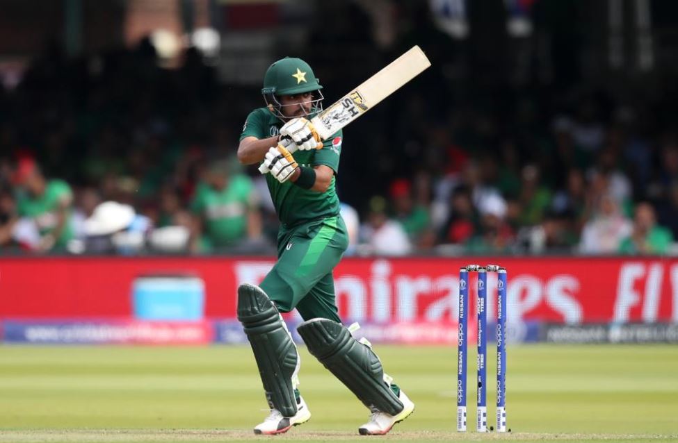 इस लिस्ट में पाकिस्तान के स्टार बल्लेबाज़ बाबर आज़म भी अपनी जगह बनाने में कामयाब रहे हैं, वो 827 पॉइंट्स के साथ तीसरे स्थान पर आ गए हैं.