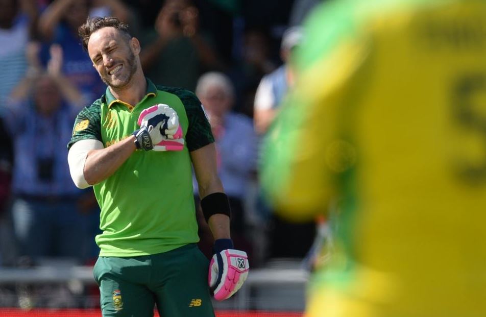 वहीं इस लिस्ट में चौथे स्थान पर दक्षिण अफ्रीकी कप्तान फाफ डू प्लेसी हैं, जो अपनी टीम को नॉक-आउट्स में तो नहीं पहुंचा सके लेकिन 387 रनों के साथ उन्होंने कमाल की गेंदबाज़ी की. 