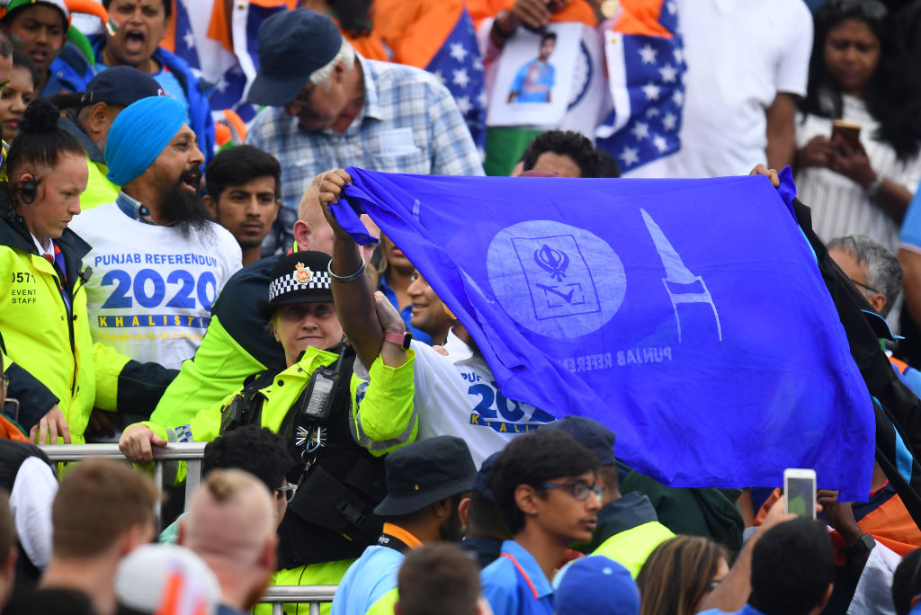 लेकिन मैच के दौरान जब न्यूज़ीलैंड की टीम बल्लेबाज़ी कर रही थी तो मैदान पर एक भारतीय फैन को पुलिस ने अपनी हिरासत में ले लिया.