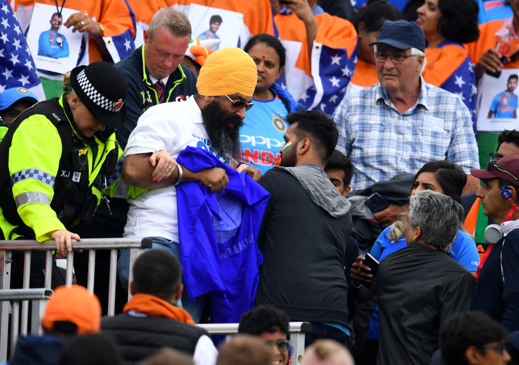 हालांकि इसके बाद उस फैन को मैदान के बाहर जाकर छोड़ा गया या साथ ले जाया गया इस बारे में कोई अपडेट नहीं मिल सका है. 