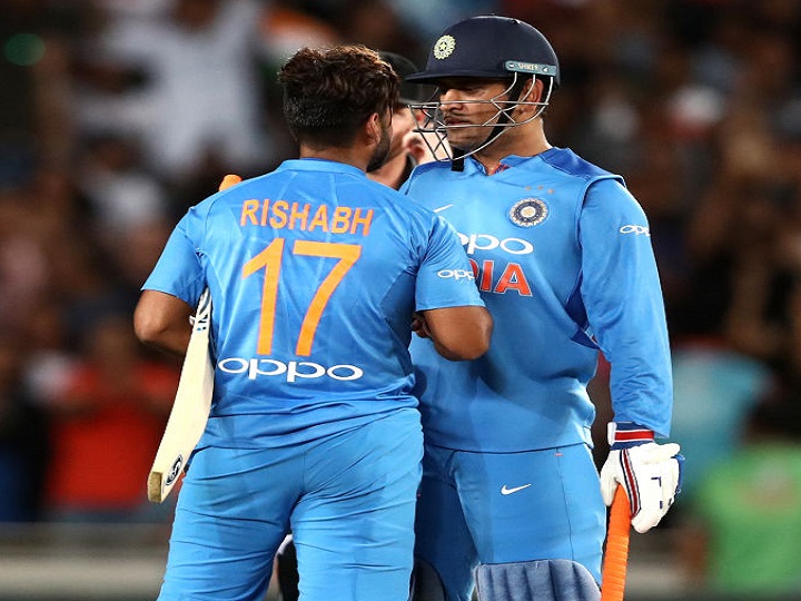 reports team management asks ms dhoni to keep playing until rishabh pant is ready to take over रिपोर्ट- टीम मैनेजमेंट चाहती है कि जब तक रिषभ पंत तैयार नहीं हो जाते, तब तक खेलते रहे एमएस धोनी