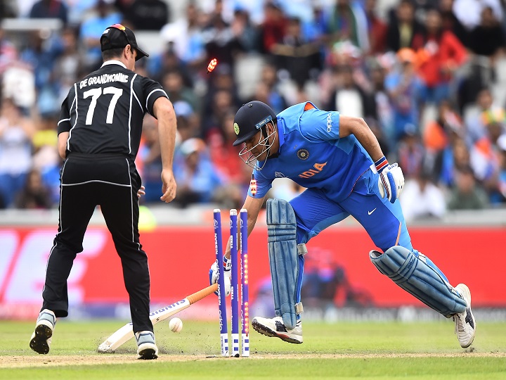 big blunder from umpires dhoni was not out6 players were out from the circle in india vs newzealand semifinal धोनी के रनआउट के समय सर्कल से बाहर खड़े थे न्यूजीलैंड के 6 खिलाड़ी, भारतीय फैंस ने कहा- इसे दिया जाना चाहिए नो बॉल