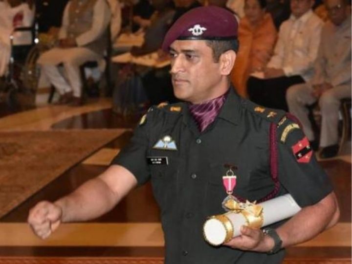 twitter lashes out at former english cricketer david lloyd for laughing at ms dhoni joining army training इंग्लिश क्रिकेटर ने उड़ाया धोनी का मज़ाक, फैंस ने सोशल मीडिया पर लगाई क्लास