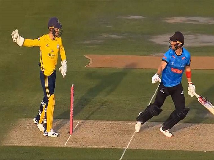 lewis mcmanus stumping laurie evans run out ms dhoni t20 blast 2019 sussex vs hampshire 2019 देखिए कैसे हैम्पशायर के विकेटकीपर लुईस मैकमैनस ने एमएस धोनी के अंदाज में इस बल्लेबाज को किया आउट