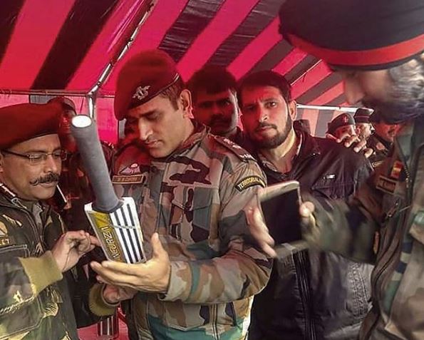 इस तस्वीर में धोनी के हाथ में एक बैट है जिस पर वे अपना आटोग्राफ देते हुए नजर आ रहे हैं.