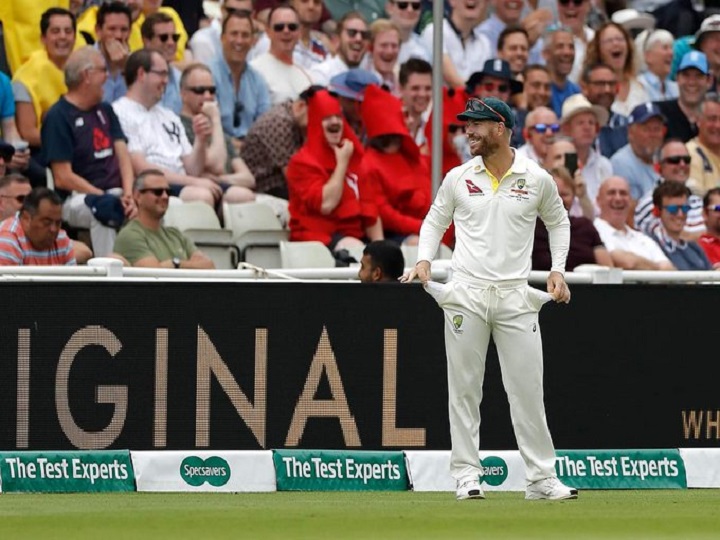 david warner shows empty pockets to boisterous english crowd chanting hes got sandpaper इंग्लैंड के फैंस ने डेविड वॉर्नर को 'इनके पास है सैंड पेपर' कहकर किया ट्रोल, वॉर्नर ने कुछ इस अंदाज में दिया जवाब