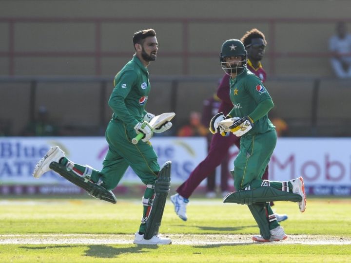 former skippers shoaib malik mohammad hafeez not awarded central contracts by pcb पीसीबी के सेंट्रल कॉन्ट्रैक्ट से बाहर हुए शोएब मलिक और मोहम्मद हफीज