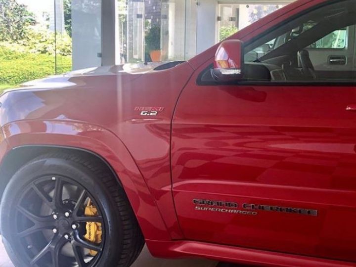 धोनी के घर आई नई गाड़ी, साक्षी बोलीं-'हम तुम्हें मिस कर रहे हैं माही' new car comes in ms dhonis garrage धोनी के घर आई नई गाड़ी, साक्षी बोलीं-'हम तुम्हें मिस कर रहे हैं माही'