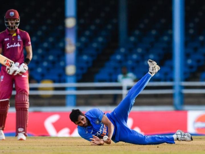 watch wi vs ind bhuvneshwar kumar takes a stunning catch in match winning performance against west indies WATCH WI vs IND: भुवनेश्वर कुमार ने पकड़ा शानदार कैच, एक ओवर में ही बदल दिया मैच का रुख