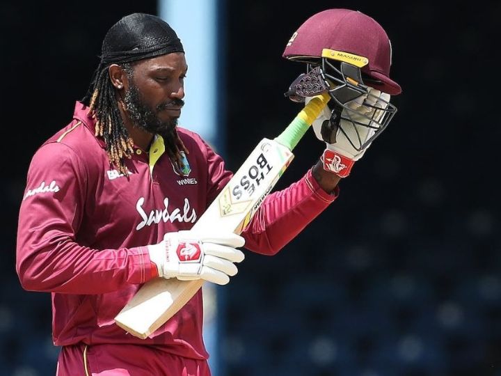 virat kohli and team congratulate chris gayle as he looks set to bid farewell to odis after 72 run knock बल्ले पर हेलमेट टांग क्रिकेट को 'अलविदा' कह गए यूनिवर्स बॉस